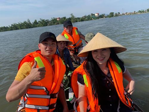 Nữ ca sĩ về tận miền Trung mưa lũ để gửi đồ cứu trợ